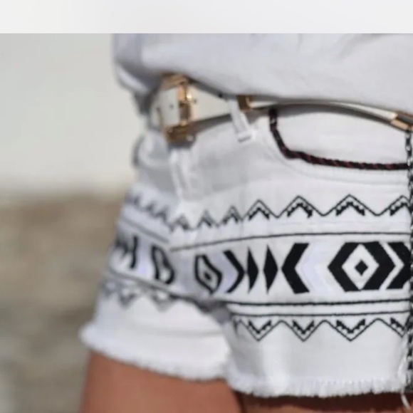 Zara Women's 2 Shorts Embroidered Boho Aztec Raw Hem White Black Denim - Picture 1 of 9